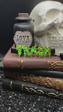 Laden und Abspielen von Videos im Galerie-Viewer, TRASH Glitter Lime Green Drippy Hair Clips
