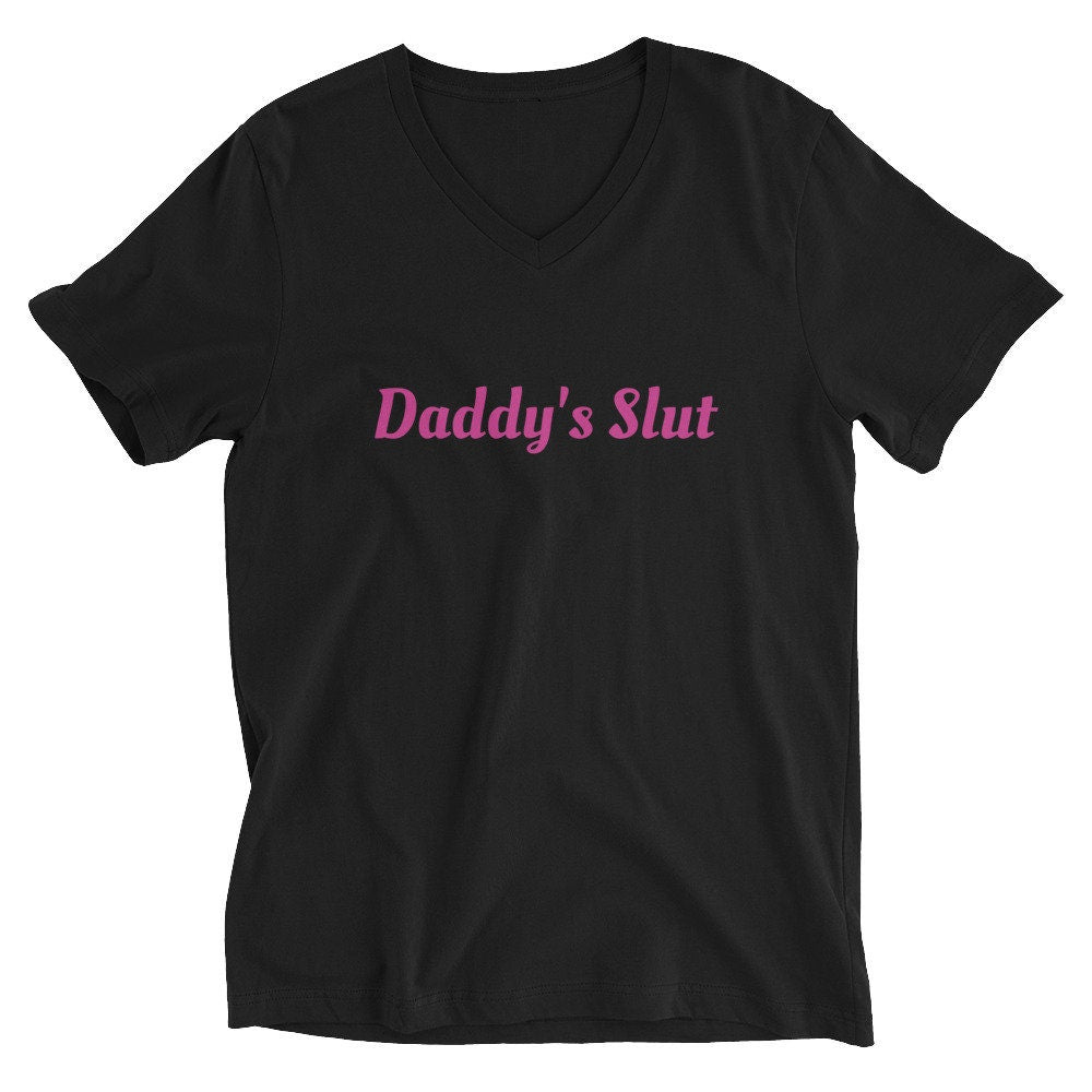 T-shirt unisexe à manches courtes et col en V Daddy's Slut