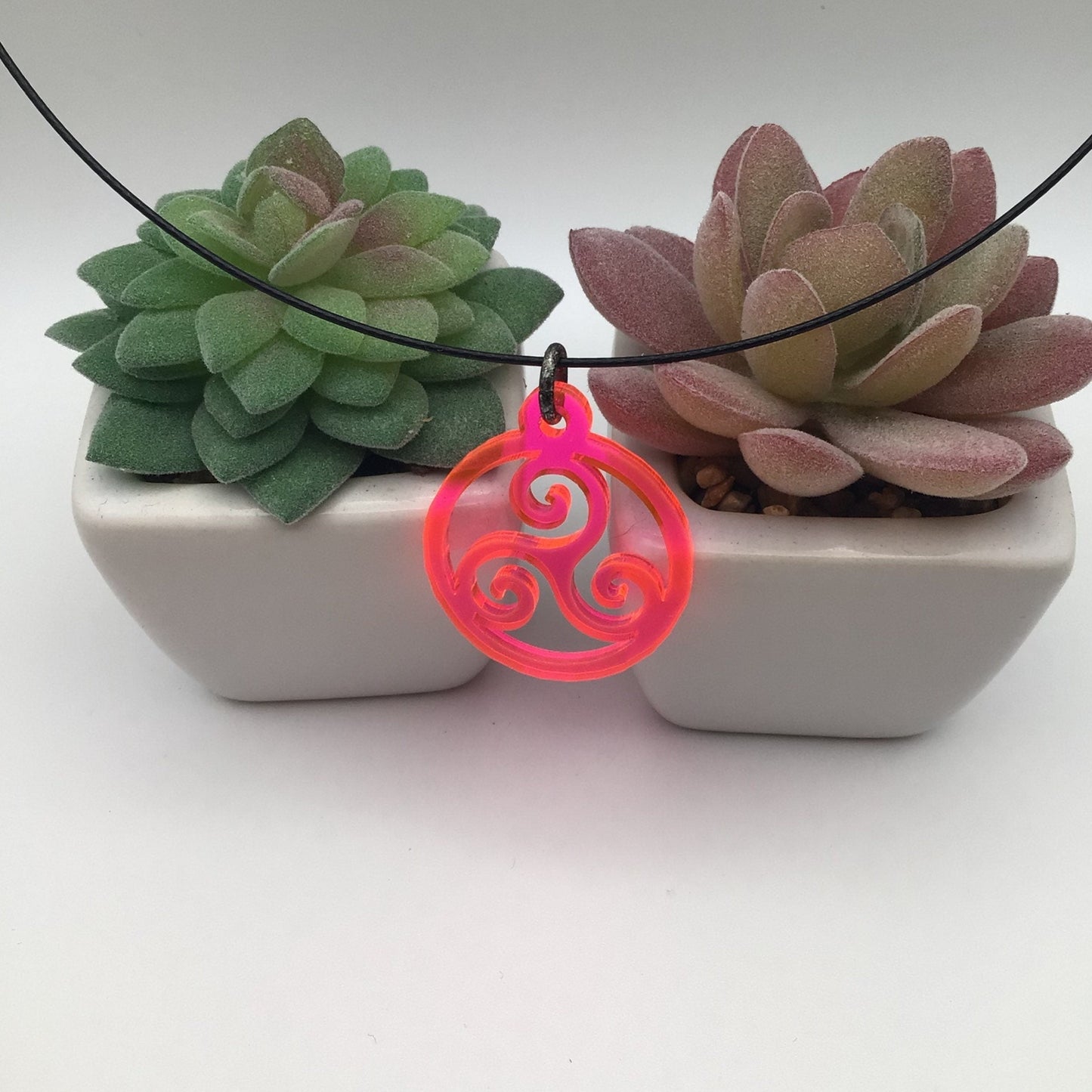 Collier BDSM Triskelion en acrylique rose vif sur cordon métallique de 16 pouces, collier BDSM